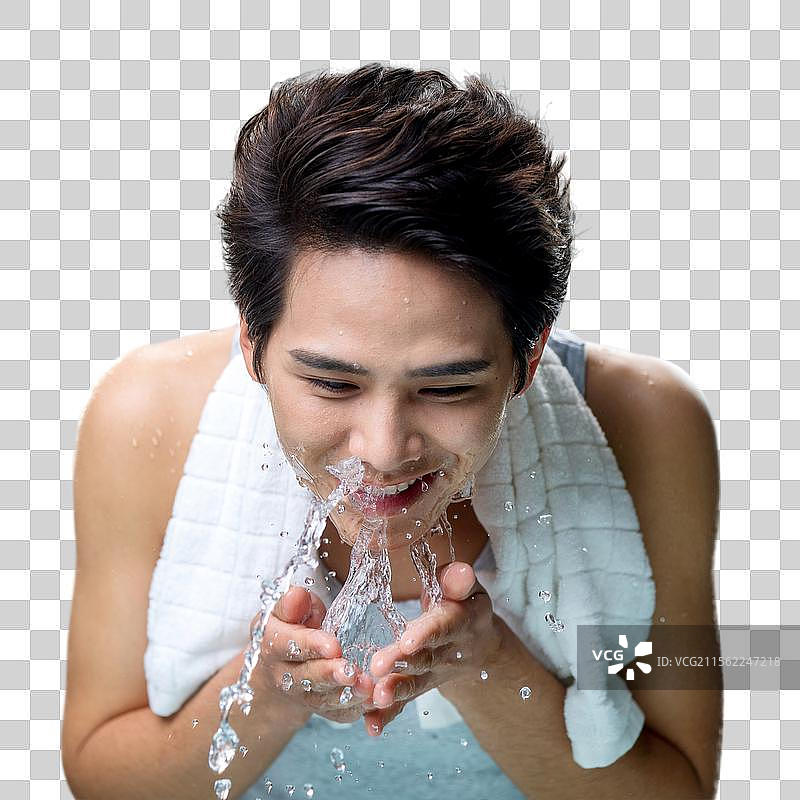 帅气的年轻男人洗脸图片素材