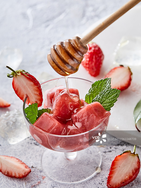 夏天冰饮草莓冰淇淋图片素材