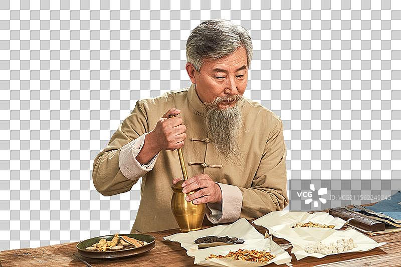 老中医研磨中草药图片素材