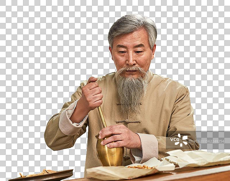 老中医研磨中草药图片素材