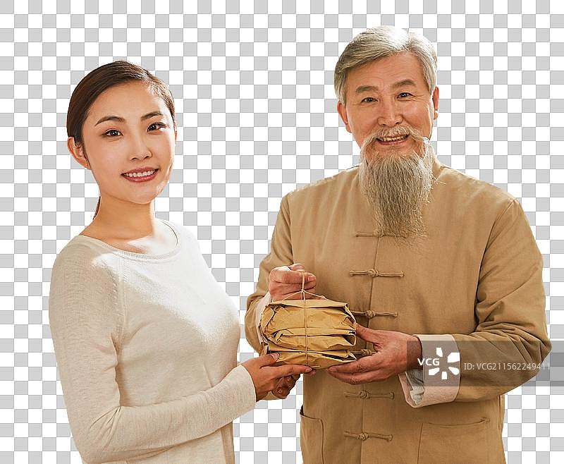 老中医和病人拿着药包的肖像图片素材