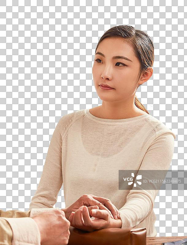 年轻病人接受老中医的诊脉图片素材