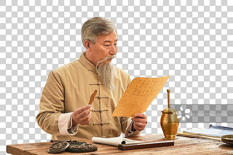 老中医研究中药图片素材