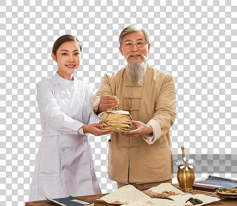 老中医和年轻医生拿着药包图片素材