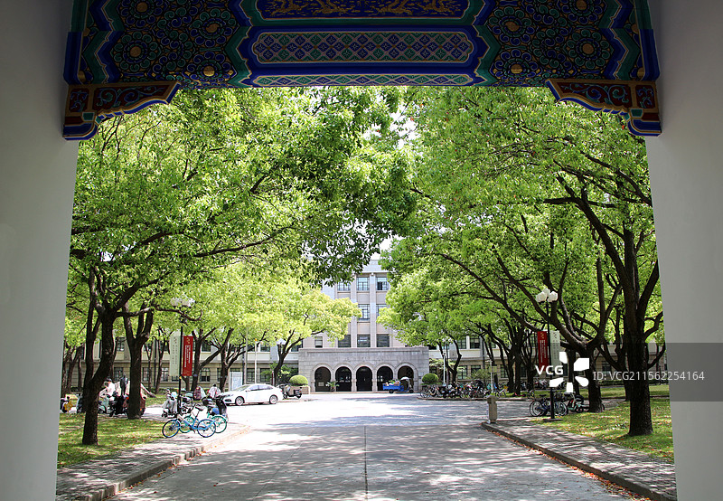 上海财经大学 —— 远眺毓秀楼图片素材
