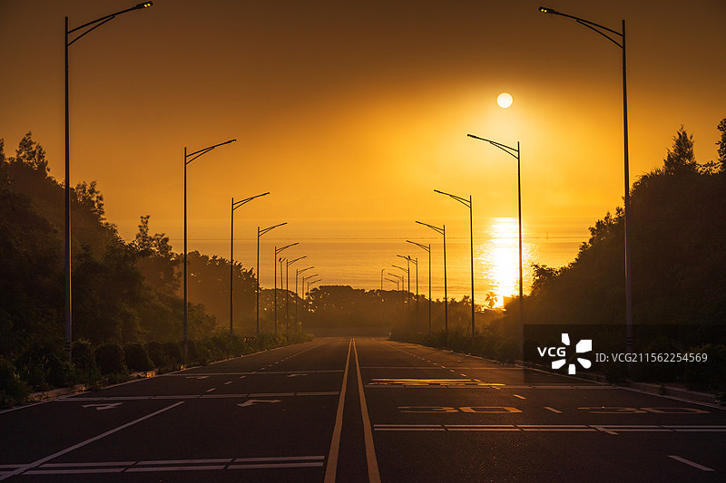 日出大道马路光芒图片素材