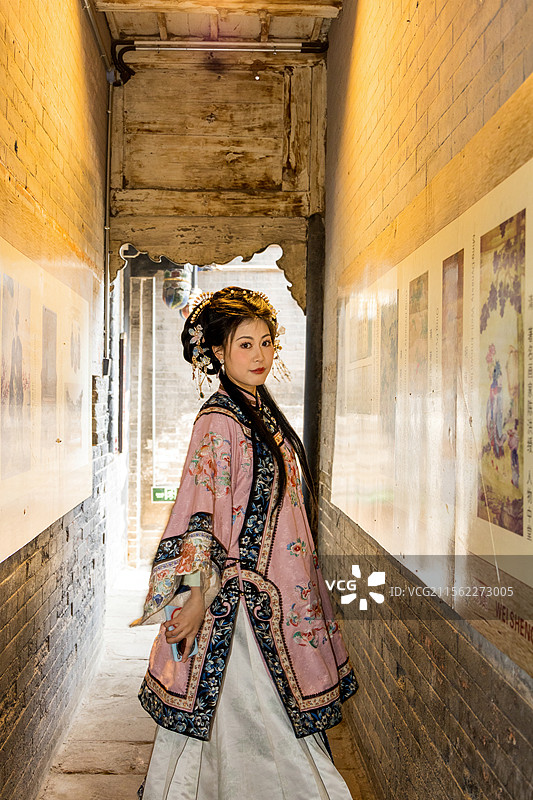 晋商大小姐平遥古城古装古建日升昌图片素材