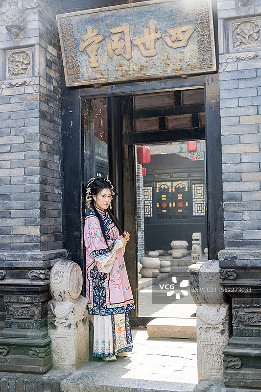 晋商大小姐平遥古城古装古建日升昌图片素材