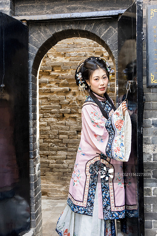 晋商大小姐平遥古城古装古建日升昌图片素材