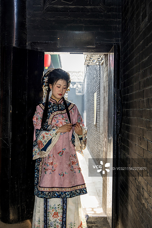 晋商大小姐平遥古城古装古建日升昌图片素材