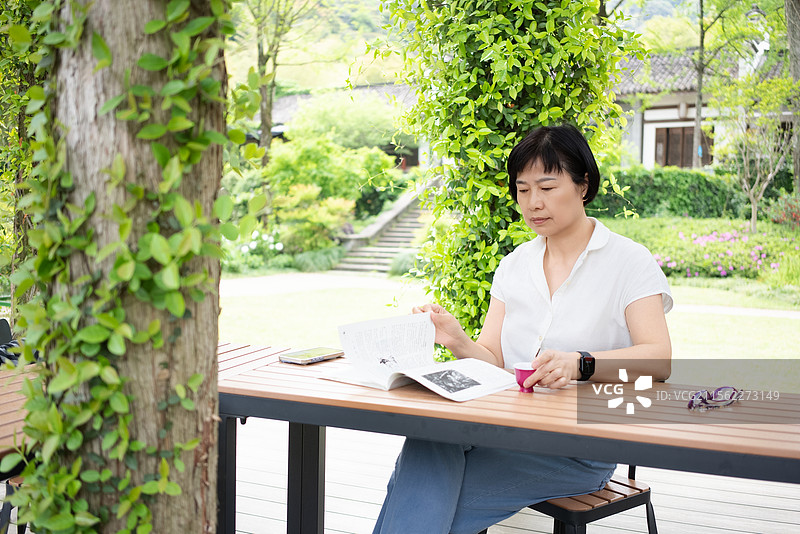 女性户外看书喝茶工作图片素材
