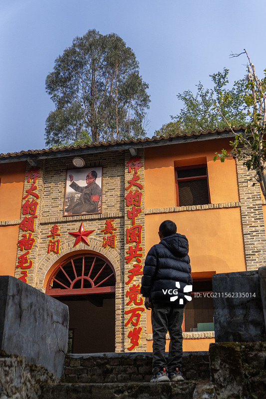 云南省凤庆县大摆田茶厂老厂房标语图片素材