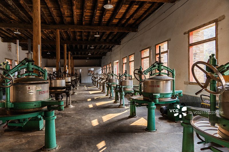 云南省凤庆县大摆田茶厂里的制茶机械揉捻机图片素材