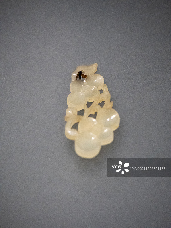 清代-镂雕梅枝玉吊件图片素材