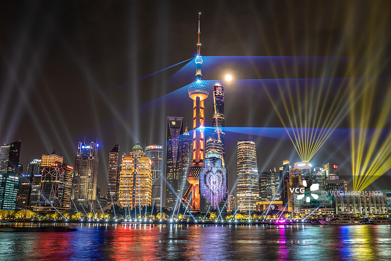 上海浦东开发开放35周年灯光秀图片素材