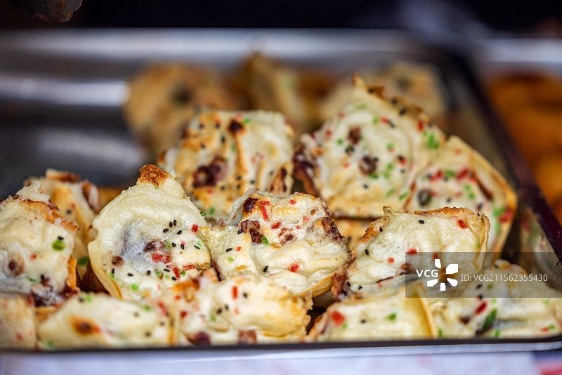 无锡市惠山古镇街头路边中国传统美食梅花糕图片素材