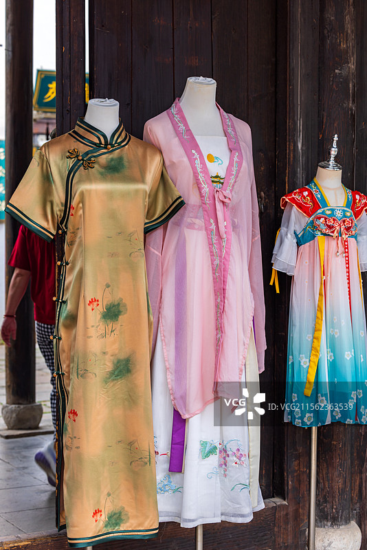 无锡惠山古镇汉服体验店里的汉代女性服装图片素材
