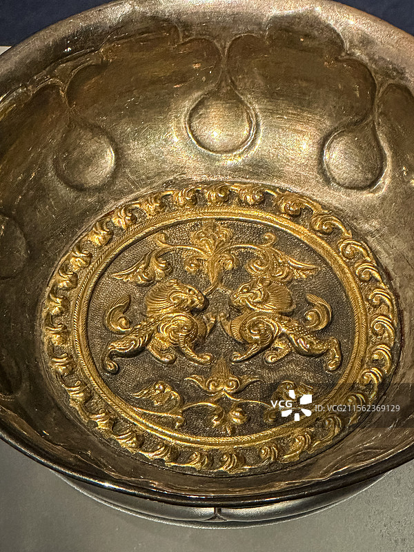 唐代 鎏金双狮纹银碗 陕西历史博物馆 何家村窖藏 大唐遗宝展图片素材