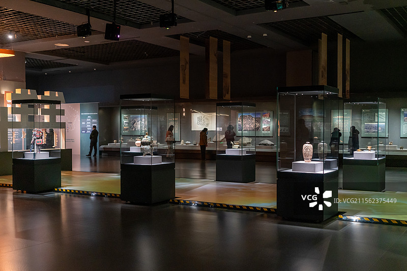 内蒙古博物院展厅里正在参观的游客图片素材