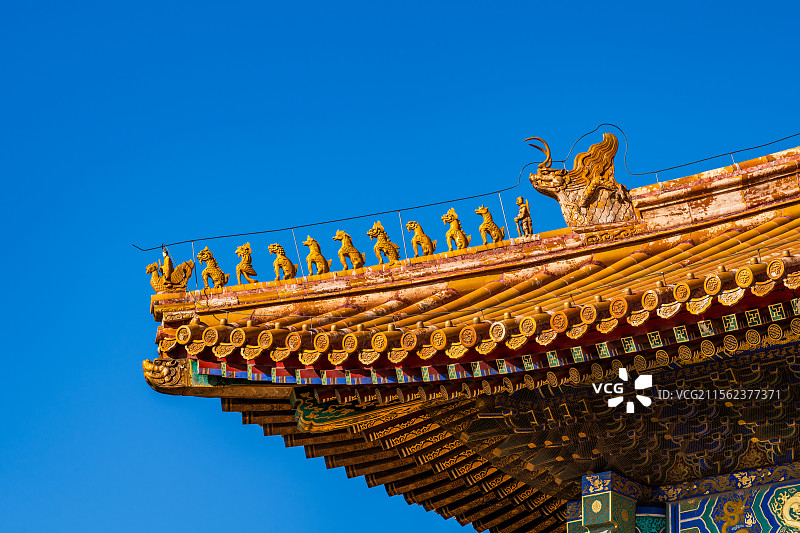亚洲中国首都北京市故宫博物院紫禁城太和殿宫殿屋檐脊兽和斗拱结构图片素材