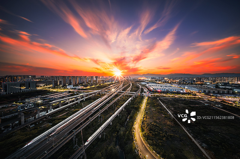 霞映铁龙腾赣都·南昌西站的黄昏律动图片素材