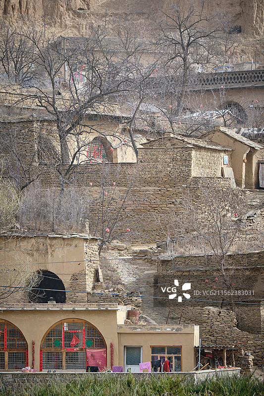 陕北黄土坡的农村窑洞，电视剧《平凡的世界》取景地，榆林绥德郭家沟村（双水村）。图片素材