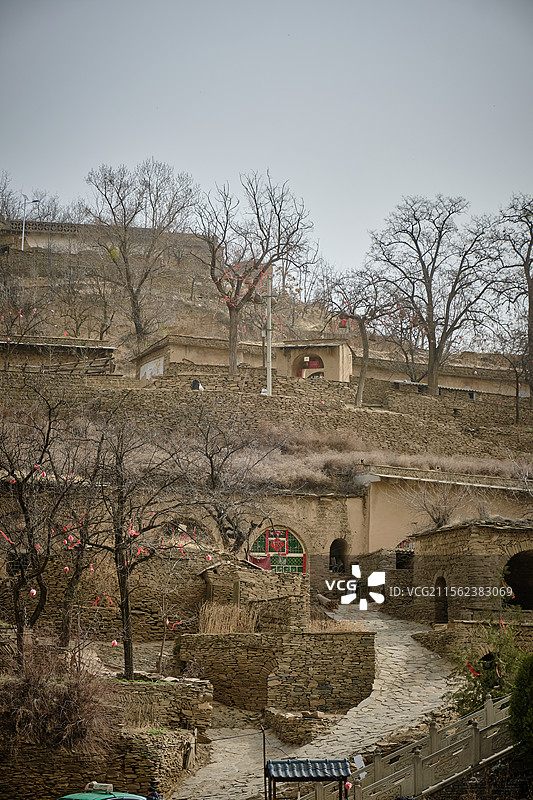 陕北黄土坡的农村窑洞，电视剧《平凡的世界》取景地，榆林绥德郭家沟村（双水村）。图片素材