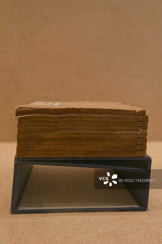 泛黄的线装书图片素材