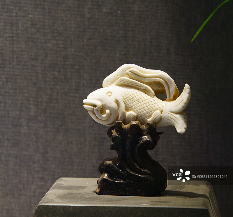 砗磲雕塑艺术品，鲤鱼荷花饰件图片素材