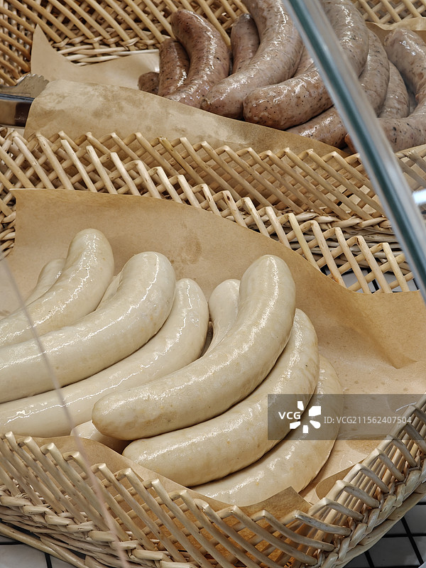 篮子里的香肠特写镜头图片素材