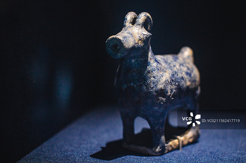 南京城墙博物馆《文明的眼睛——百件文物说叙利亚万年历史》叙利亚文物特展的马穆鲁克王朝时期釉陶油灯图片素材