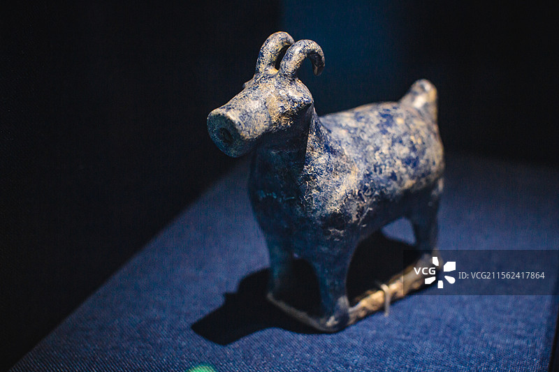 南京城墙博物馆《文明的眼睛——百件文物说叙利亚万年历史》叙利亚文物特展的马穆鲁克王朝时期釉陶油灯图片素材