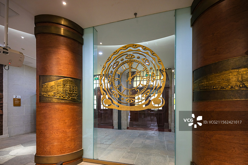 山东济南胶济铁路博物馆序厅-黄铜时钟表盘图片素材