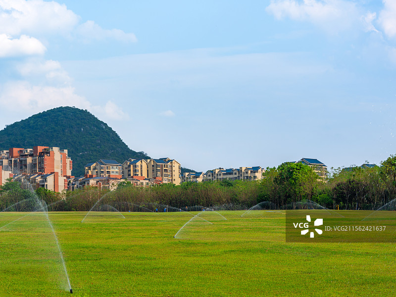 广西柳州马鹿山公园整齐的大草地、大草坪以及草坪的养护日常图片素材