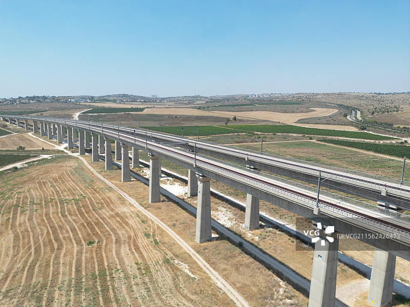 高角度俯瞰铁路轨道与晴朗天空图片素材