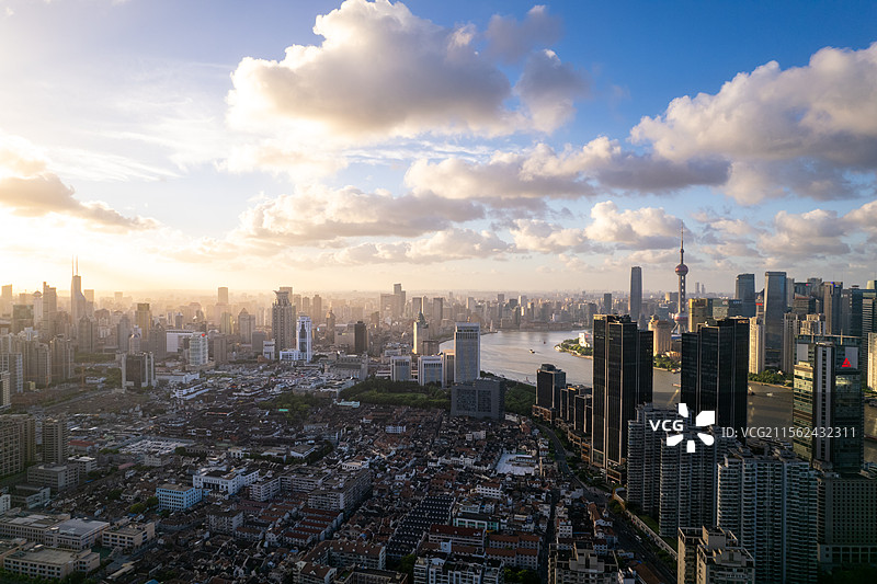 航拍上海陆家嘴三件套水晶天辉煌日落图片素材