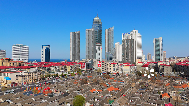 航拍山东烟台芝罘区所城里历史文化老城区建筑群街道房屋人流城市风光旅游景点图片素材