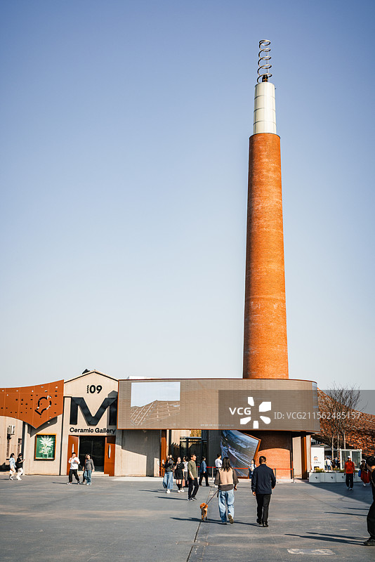 江苏宜兴市陶二厂的建筑，蓝天下别有特色，吸引众多游人前去打卡拍照图片素材