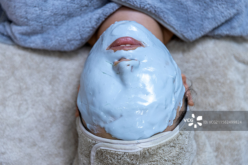 女性在美容院做护理项目图片素材