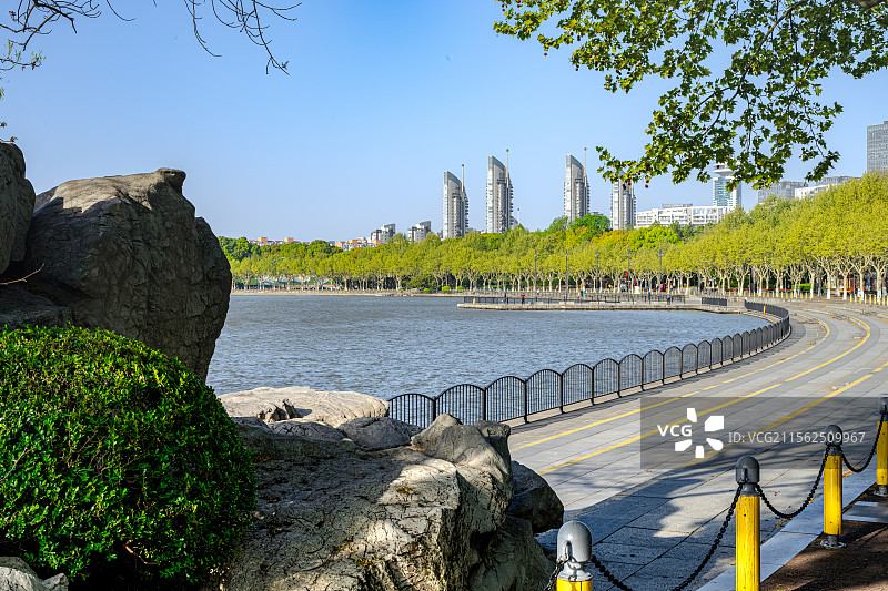 镜天湖边的亲水平台 人间四月天春日图景 公园里春意盎然 生机勃勃充满活力 上海浦东世纪公园图片素材