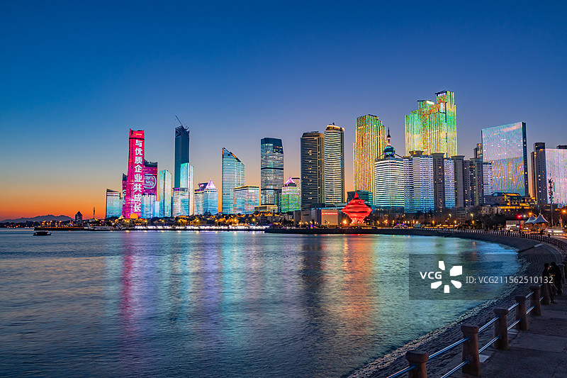 山东青岛五四广场，城市海滨夜景灯光秀图片素材