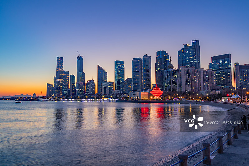 山东青岛五四广场，城市海滨夜景灯光秀图片素材