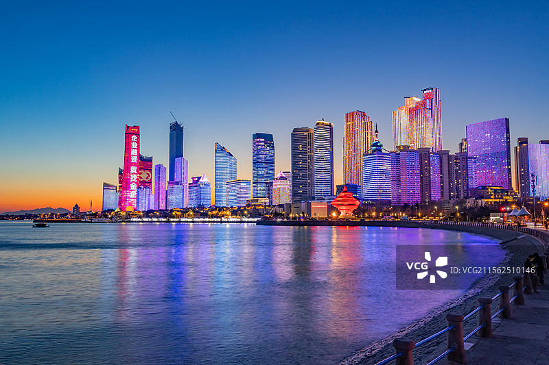 山东青岛五四广场，城市海滨夜景灯光秀图片素材