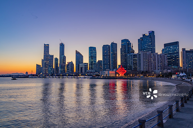 山东青岛五四广场，城市海滨夜景灯光秀图片素材