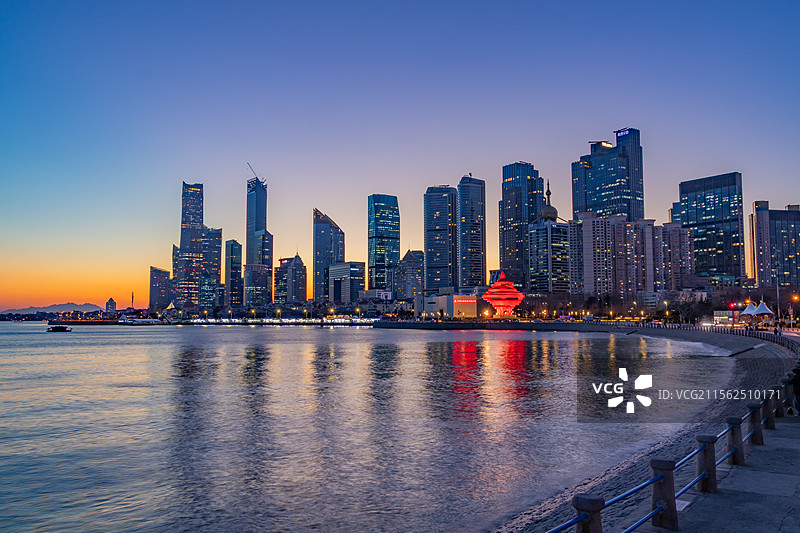 山东青岛五四广场，城市海滨夜景灯光秀图片素材
