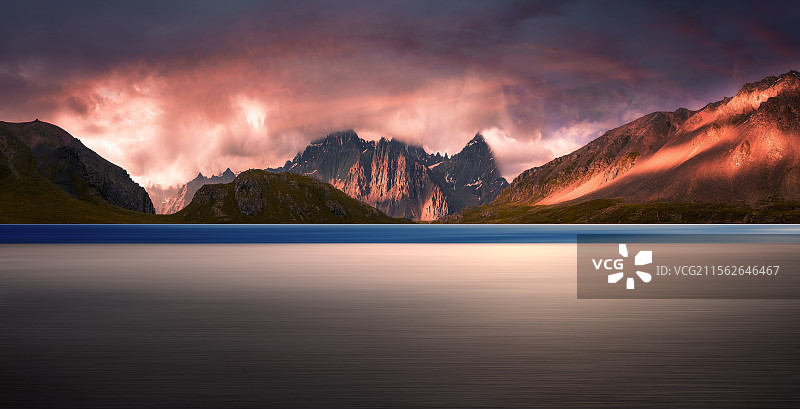 蓝天下的雪山和地面广场，汽车背景，广告背景，雪山背景，地面背景，广场背景图片素材