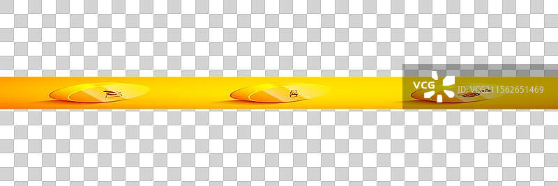 等距木制斧头放在树桩上的金属锉刀图片素材