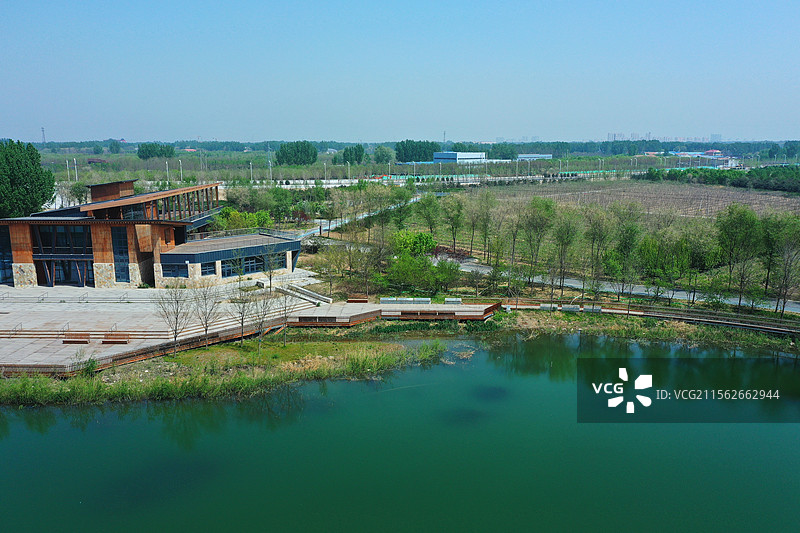 廊桥水上，烟波浩渺，雄安古淀清嘉。河柳绕堤，云汀泊鹭，扁舟野渡横斜。林秀隐渔家。南辛立庄图片素材