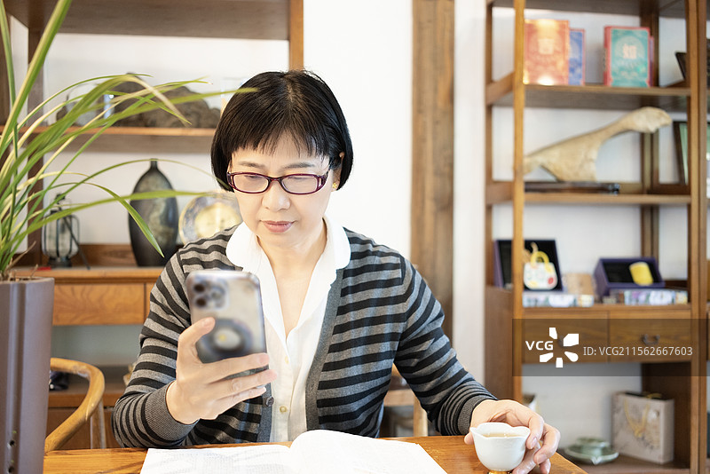 女性看手机图片素材