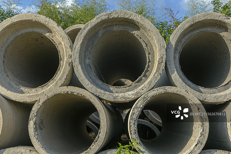 堆叠的水泥管道图片素材